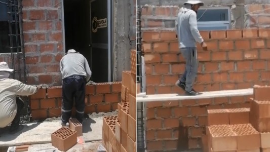Video: construyeron la casa tapando la puerta y la ventana del vecino