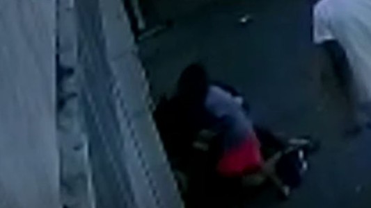 Con mamá no: quisieron robarles y mordió al ladrón