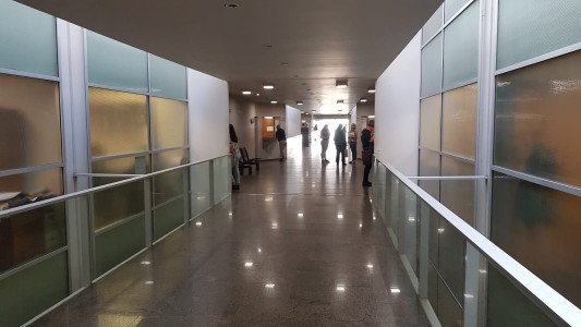 Quiso estafar a un comerciante y lo descubrieron: para no ser detenido, se comió los billetes falsos