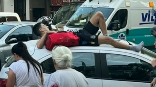 "No voy a llegar, chicos": La increíble selfie que mandó a sus amigos desde el techo de un auto