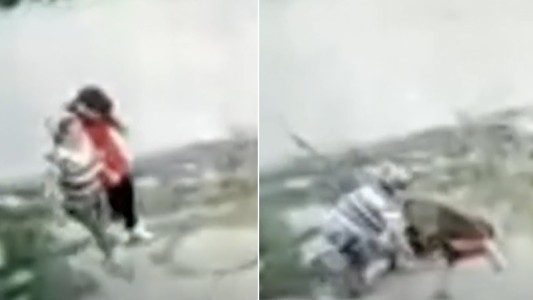 Casi una tragedia: iba caminando con su mamá hacia el colegio, pisó una tapa y cayó al pozo de un desagüe