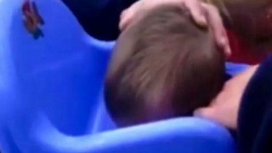 #EsViral El bebé con la cabeza atorada en una "pelela"