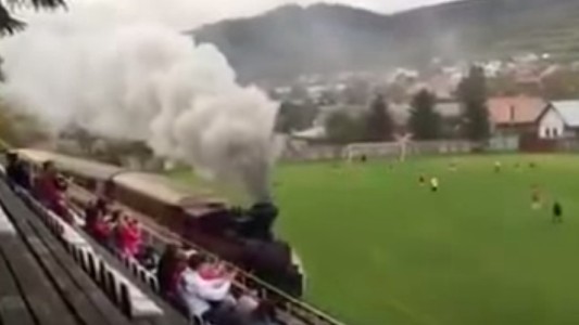 #EsViral El tren que pasa por la cancha mientras se juegan los partidos de fútbol