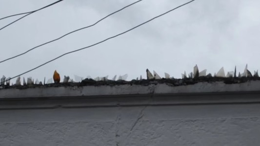 Quiso ingresar a una casa, se lastimó con los vidrios de la pared y murió: investigan si intentó robar