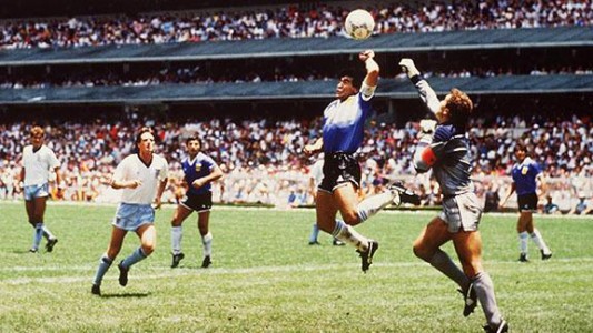 La reina de Inglaterra le ofreció trabajo a Maradona y él aceptó