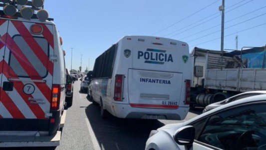 Deliverys cortaron la autopista Buenos Aires-La Plata por el crimen de un repartidor en Quilmes