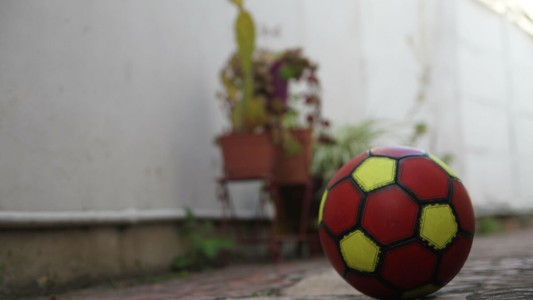 Adolescente murió electrocutado cuando quiso recuperar su pelota que cayó en la casa de un vecino