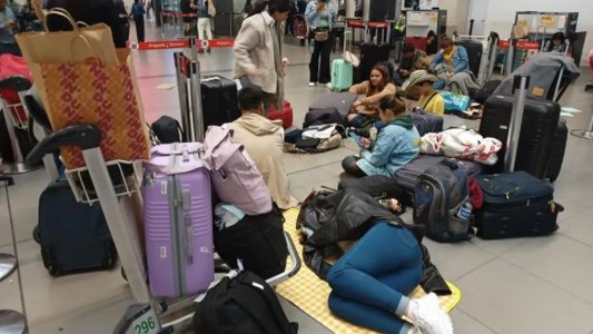 Fueron de vacaciones, la aerolínea quebró y quedaron varados en Colombia: "No damos más"