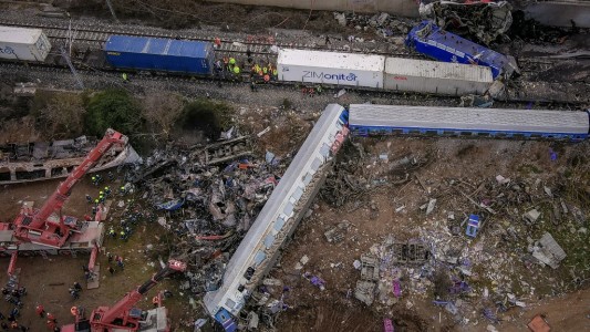 Choque de trenes en Grecia: ascienden a 36 los muertos y detienen al jefe de la estación