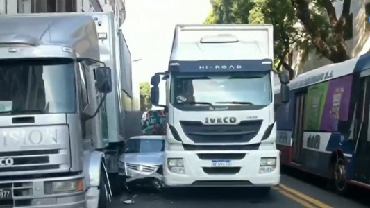 Un auto quedó atrapado entre dos camiones: bomberos tuvieron que sacar al conductor