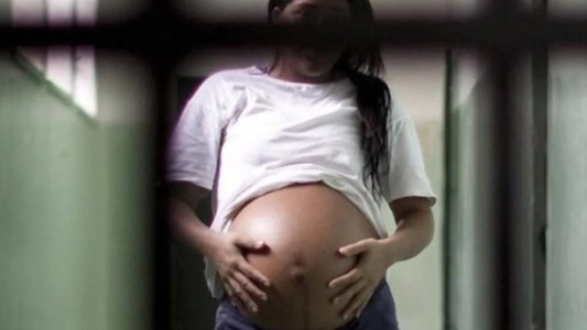Revés judicial para embarazada presa que pidió liberación porque su hijo está "encarcelado ilegalmente"
