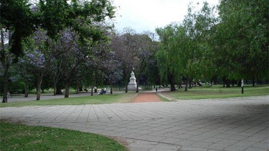 Convocan a una "regada" del Parque Ameghino porque el sistema de riego no funciona