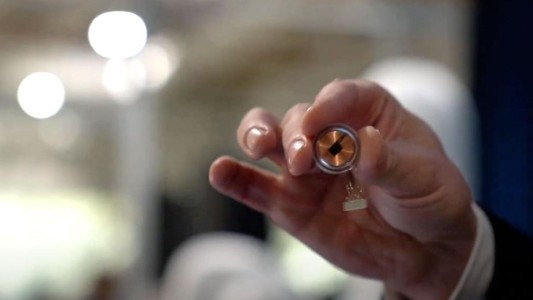 Prueba de implantes cerebrales en humanos: revés para una empresa de Elon Musk