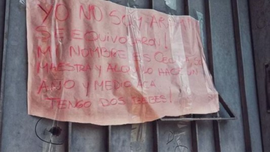 Rosario: balearon su casa por error y colgó un cartel para aclarar que no era ella a quien buscaban