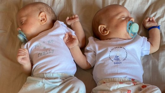 Mujer tuvo gemelos y confesó que no sabe cuál es cuál: pidió ayuda a la Policía