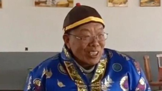 Extraña prueba de un anciano: quiso ver cómo sería "estar muerto" - #FlashChat