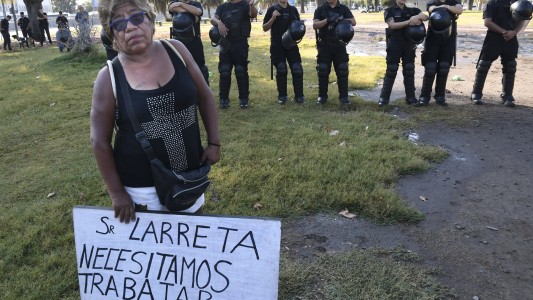 Tensión en Retiro: un detenido en la protesta de los manteros por el desalojo