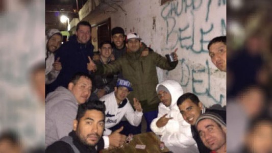 Tevez volvió al barrio: la foto con sus amigos de Fuerte Apache