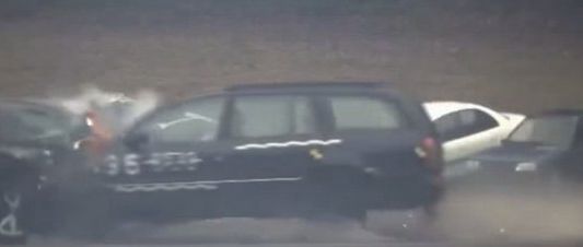 Así queda un coche al estrellarse a 200 kilómetros por hora