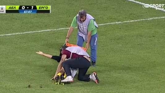 Un camillero tropezó y cayó arriba del jugador lesionado