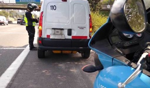 Tapó su patente, lo denunciaron en redes sociales y le hicieron la multa