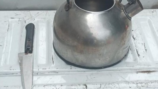 Rompió la perimetral contra su ex pareja y atacó a policías con agua hirviendo