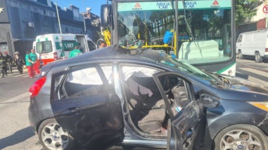 Violento choque entre un colectivo y un auto en Nueva Pompeya: hay 25 heridos