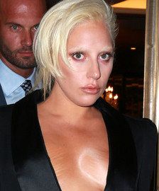 Lady Gaga luce sus estrías sin maquillaje y con orgullo