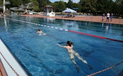 Las mujeres podrán nadar con el torso desnudo en las piscinas de Berlín