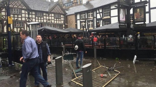 Batalla campal en Manchester en la previa del partido entre el City y Sevilla