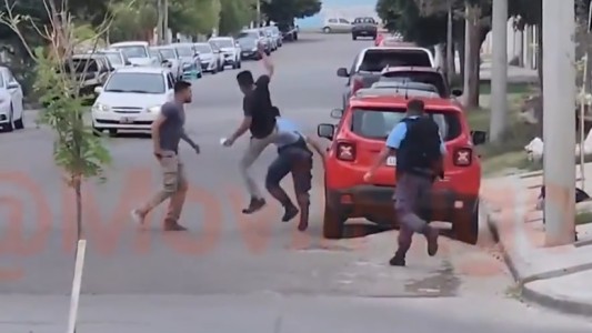 Un policía manipulaba su arma en un taller y mató a un empleado: familiares de la víctima le dieron una paliza