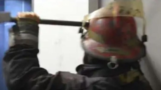 Un ascensor cayó del quinto piso de un edificio en Mendoza: dos jóvenes resultaron heridos