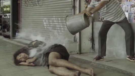 #VideoViral: el comerciante que echaba a un mendigo de la puerta de su local
