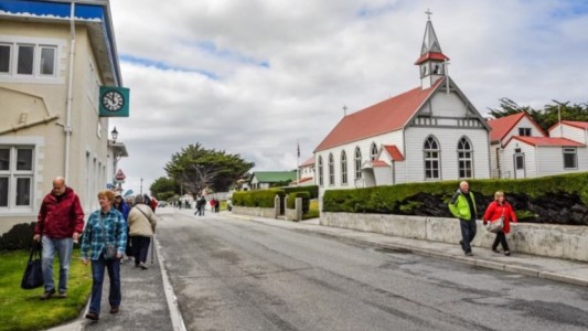 Cuántos habitantes de las Islas Malvinas se definen como argentinos