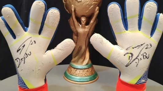 Los guantes que "Dibu" donó le dieron 45 mil dólares al Garrahan