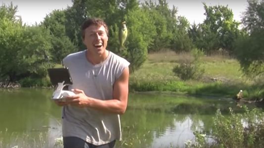 Insólito: un hombre utilizó un drone para ir de pesca