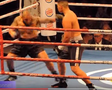 El boxeador que se apiadó de su rival en plena paliza