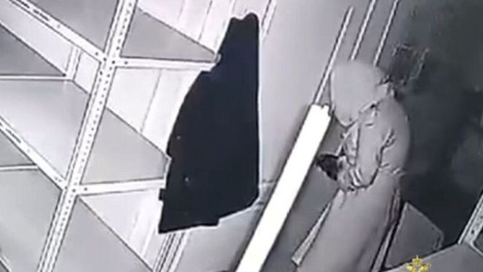 Video: guardia de seguridad se disfrazó de mujer para robar en la empresa en la que trabajaba