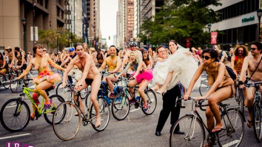 Ciclistas desnudos se colaron en las fotos de boda