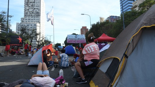 Sigue el acampe piquetero en la avenida 9 de Julio: "Por tiempo indeterminado"