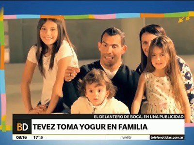 Carlitos Tévez, en familia y tomando yogurt