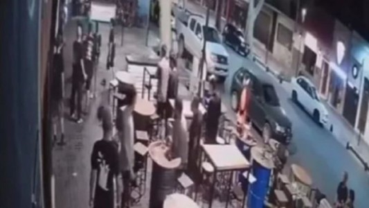 Video: brutal golpiza de dos hombres a una moza en Mendoza