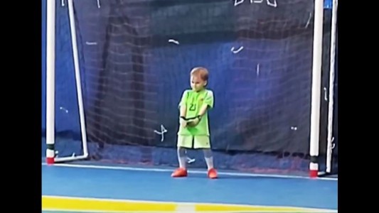 Video: el nene que ataja como el Dibu Martínez es furor en las redes