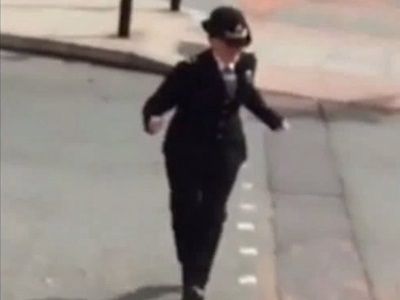 #EsViral La mujer policía que animó el desfile en Manchester