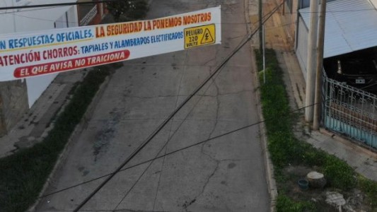 Hartos de la inseguridad, vecinos "armados" lanzaron advertencias a los delincuentes
