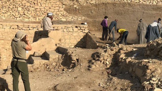 Investigadores platenses descubrieron la entrada de una tumba egipcia de 3.500 años