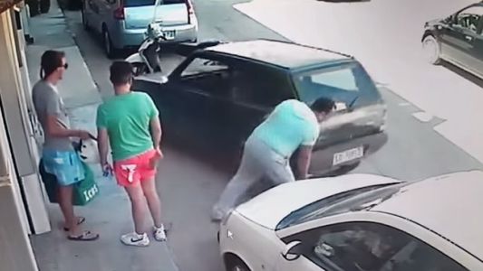 Video: tenía el auto bloqueado y lo sacó a lo "Hulk" con sus manos