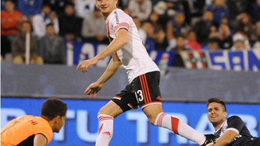 River le dio un nuevo golpe a Vélez con gol de Alario