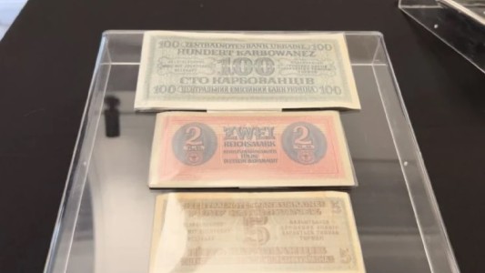 La Aduana entrega billetes del nazismo al museo del Holocausto de Buenos Aires