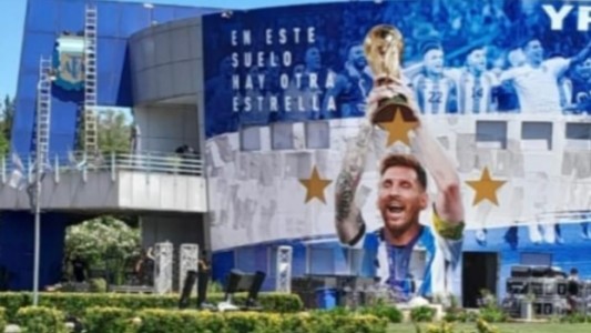 Burló la seguridad y se coló en el predio de la AFA para sacarse fotos con los campeones: fue demorado